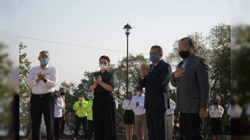 Encabeza Raúl Morón izamiento de bandera monumental del escudo de la ciudad - Foto 2 