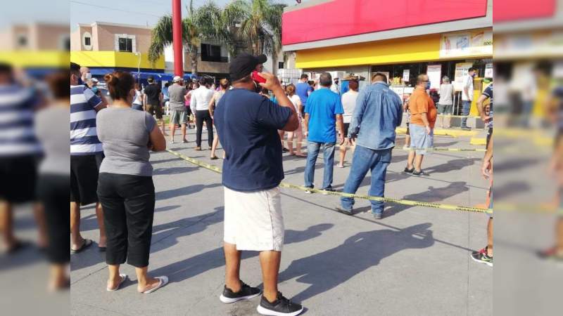 Habitantes de Nuevo León esperan largas horas para comprar cerveza 
