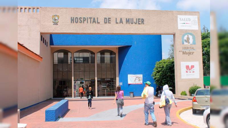 Pasan las horas y está en riesgo la vida de una internada en el Hospital de la Mujer en Morelia, por falta de atención médica 