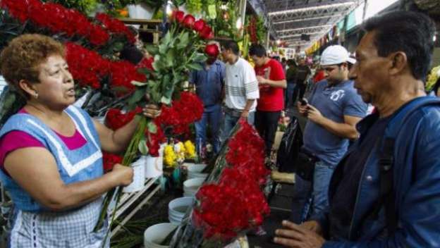 Esperan comerciantes capitalinos derrama de mil 369 millones de pesos por el Día de las Madres 