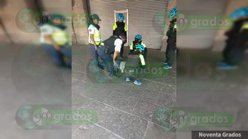 Auxilian policías a hombre que convulsionaba en el Centro de Morelia, Michoacán 