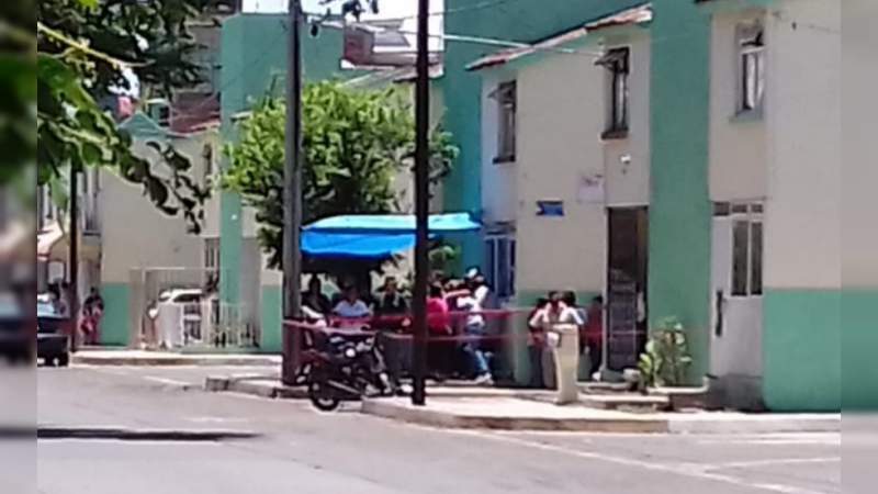 Asesinan a hombre a tiros desde un vehículo en la ciudad de Colima 