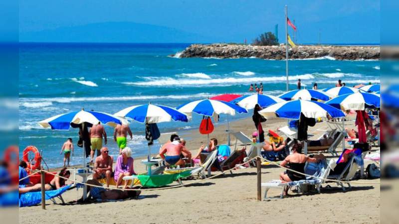 América y Europa comienzan a regresar a las playas tras el confinamiento 
