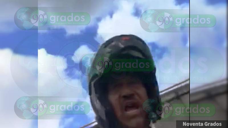 Agente de Tránsito de Michoacán golpea auto y lanza insultos homofóbicos contra conductor que impidió extorsión en Morelia - Foto 0 