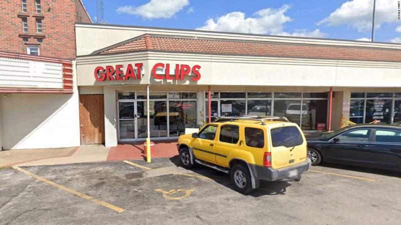 Dos peluqueros que trabajaban con Covid-19 contagiaron a 140 clientes en Missouri, USA 
