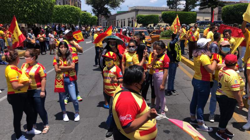 Colocan mantas de "Morelia no se va" en el Estadio Morelos 