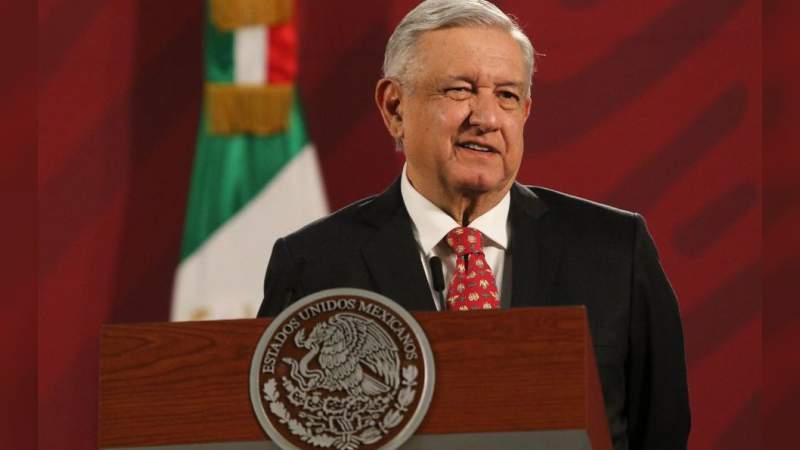 AMLO feliz anuncia pagos de impuestos de Walmart y adelantos de Carlos Slim al SAT 