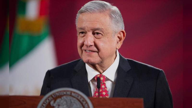 Anuncia AMLO más de 30 mil becas para crear médicos especialistas  