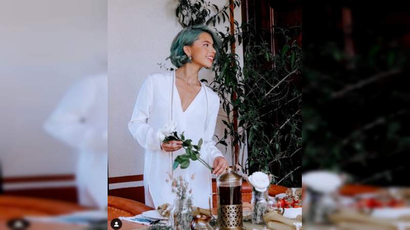 Ángela Aguilar sube fotos a Instagram con vestido blanco y nuevo look  