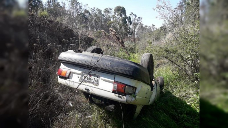 Se desbarranca vehículo en la Morelia-Pátzcuaro, hay un muerto y un herido - Foto 1 