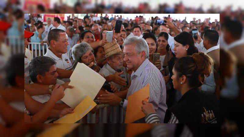 Anuncia AMLO que regresan las giras en el país cuando la pandemia está en su punto más alto 