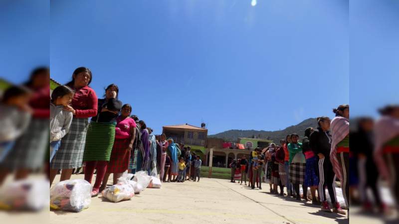 Sin ayuda del gobierno, habitantes reparten 10 mil despensas en comunidades marginadas y olvidadas en Uruapan, Michoacán  - Foto 2 