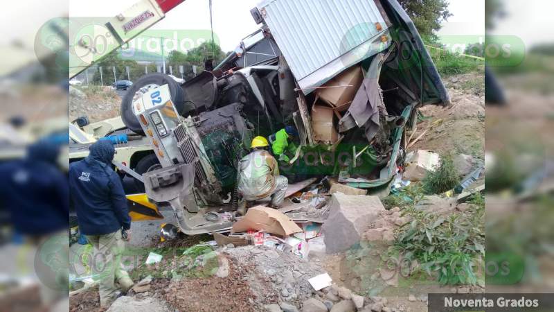 Trágico accidente deja 2 personas muertas y un lesionado en la Siglo XXI en Salvador Escalante  - Foto 1 