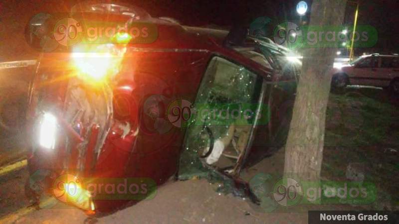 Presunto militar en aparente estado de ebriedad se accidenta en Apatzingán, Michoacán 