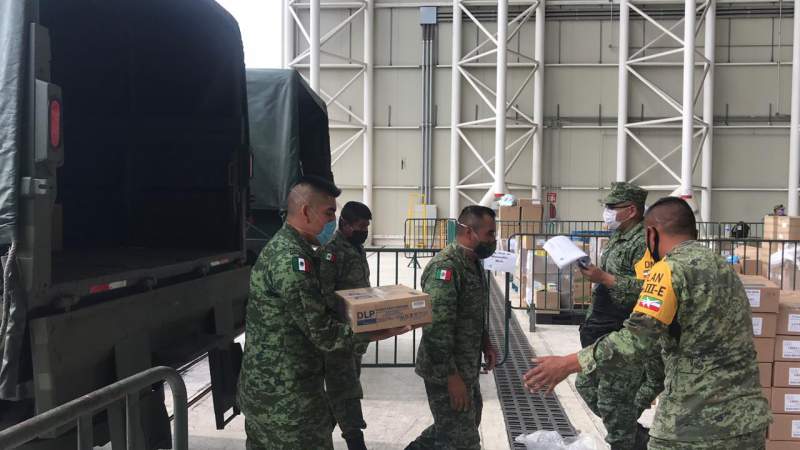 Por contingencia sanitaria Marinos y Militares trasladan material médico a hospitales de Morelia y Maravatío, Michoacán