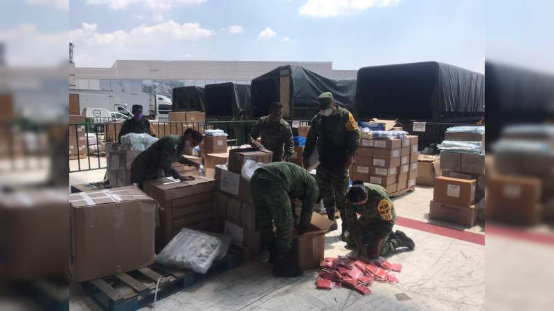 Por contingencia sanitaria Marinos y Militares trasladan material médico a hospitales de Morelia y Maravatío, Michoacán