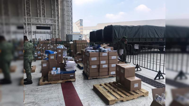 Por contingencia sanitaria Marinos y Militares trasladan material médico a hospitales de Morelia y Maravatío, Michoacán