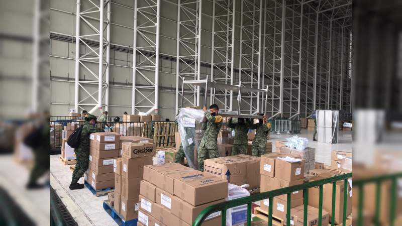 Por contingencia sanitaria Marinos y Militares trasladan material médico a hospitales de Morelia y Maravatío, Michoacán