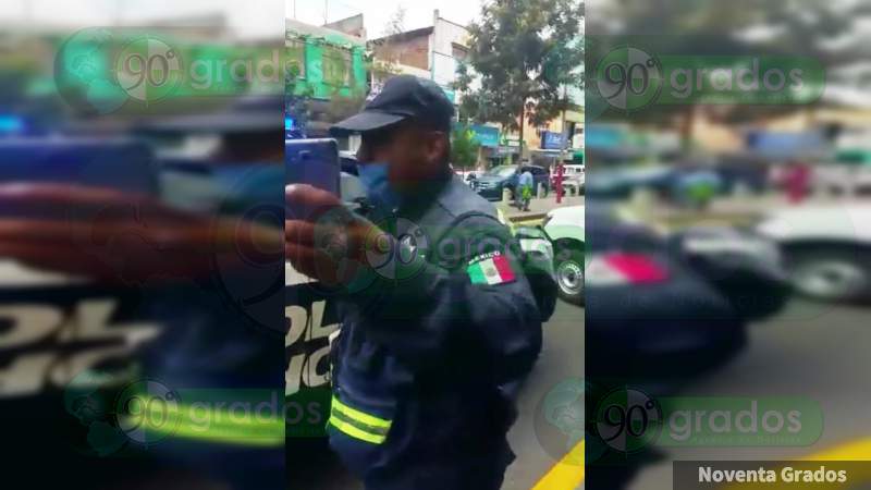 Por mal estacionado, Tránsito de Michoacán arresta a conductor y los mismos agentes se llevan su camioneta al depósito, en Zitácuaro