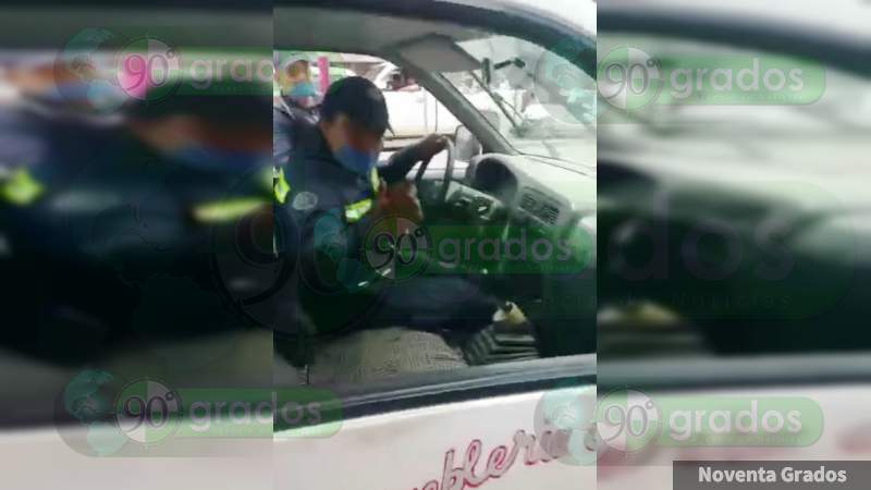 Por mal estacionado, Tránsito de Michoacán arresta a conductor y los mismos agentes se llevan su camioneta al depósito, en Zitácuaro