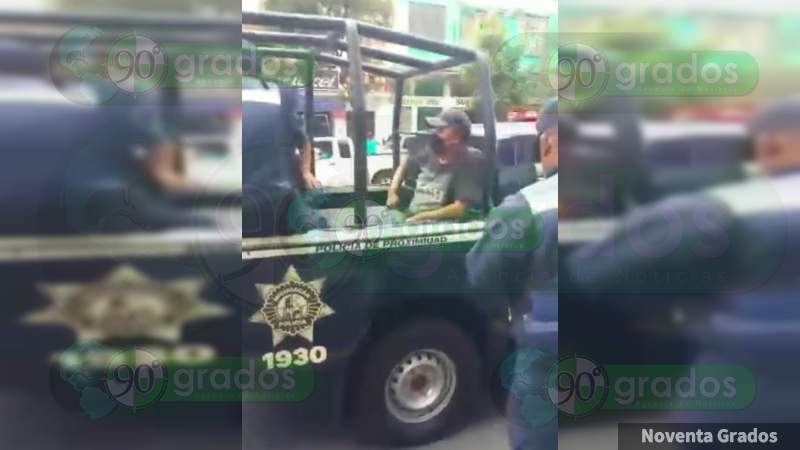 Por mal estacionado, Tránsito de Michoacán arresta a conductor y los mismos agentes se llevan su camioneta al depósito, en Zitácuaro