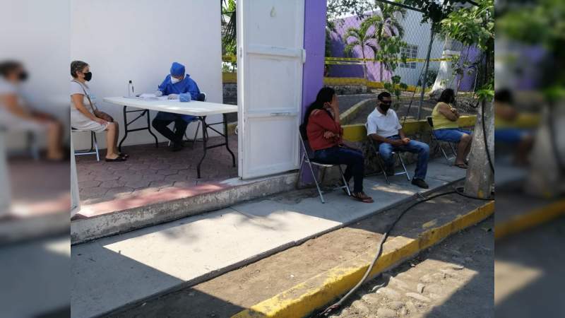 Durante su primer recorrido por una colonia de Apatzingán, unidad móvil COVID toma 49 muestras 