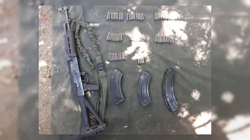 Aseguran SSP y Sedena armas y municiones en Tepalcatepec, Michoacán 
