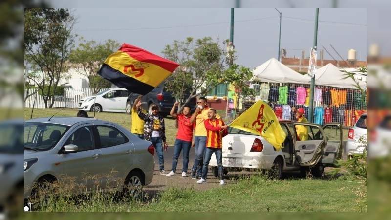 Pocos aficionados en las inmediaciones del Estadio Morelos