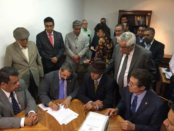 Signan UMSNH y SPUM acuerdo que da fin a la huelga 