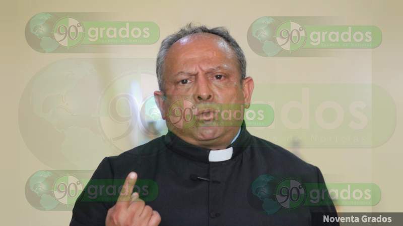 En Aguililla el litro de gasolina cuesta 60 pesos y hay escasez de la canasta básica por el crimen organizado: Padre Goyo 