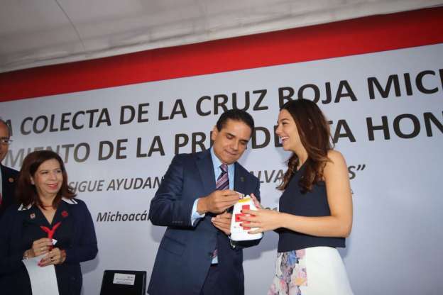 Arranca Silvano Aureoles colecta de la Cruz Roja Michoacán 2016 - Foto 0 