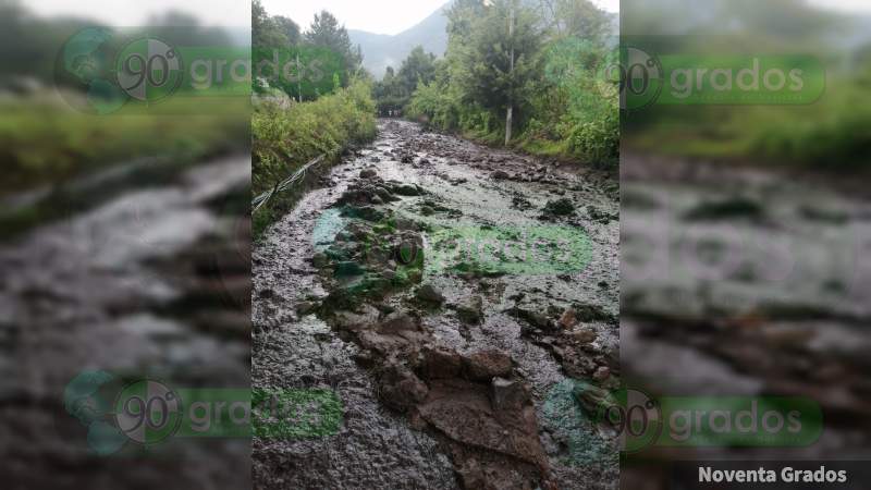 Se registra deslizamiento de tierra del cerro El Cacique, en Zitácuaro; caminos y viviendas afectados