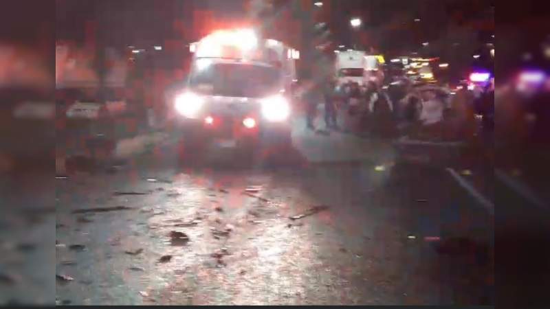 Mueren dos y 5 resultan heridos en choque múltiple en Morelia, Michoacán