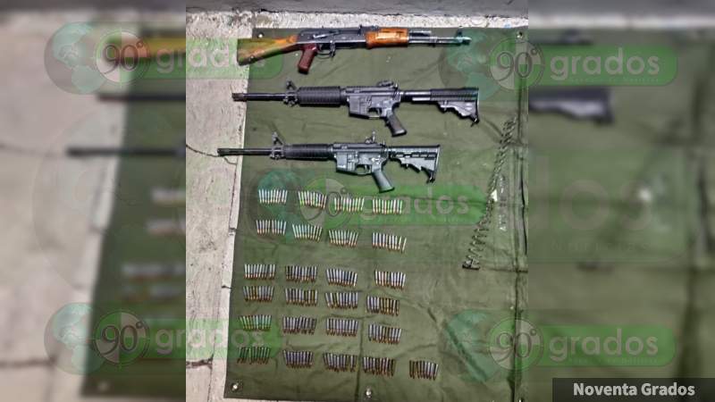 Aseguran a tres sujetos en poder de rifles de grueso calibre y más de 400 cartuchos, en Apatzingán