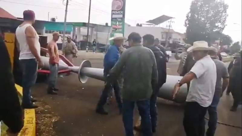 Campesinos y ganaderos de Michoacán y Jalisco, destruyen cañones antigranizo y huertas en Peribán: Padecen sequía 