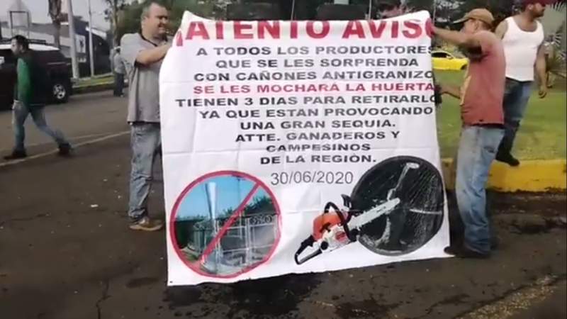 Campesinos y ganaderos de Michoacán y Jalisco, destruyen cañones antigranizo y huertas en Peribán: Padecen sequía