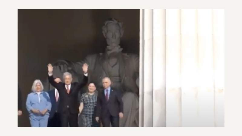 Comienza gira de AMLO en Washington llevando ofrendas a monumentos de Lincoln y Juárez 
