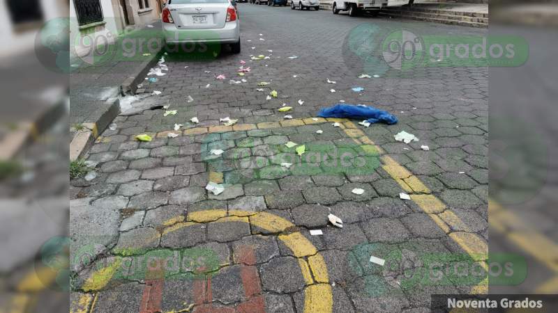 Arrojan cubrebocas, guantes y desechos médicos a calles del Centro Histórico de Morelia
