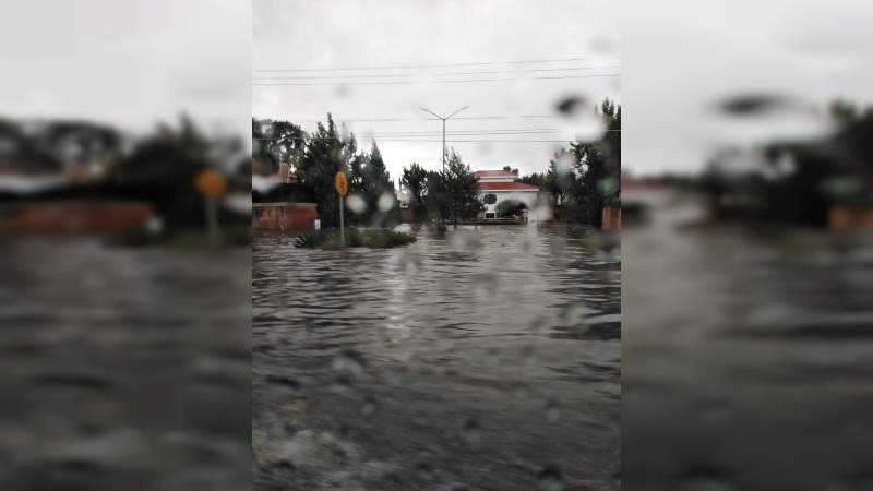 Torrenciales lluvias inundan calles y avenidas al sur de Morelia, Michoacán