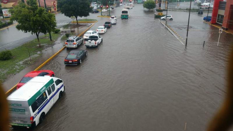 Torrenciales lluvias inundan calles y avenidas al sur de Morelia, Michoacán
