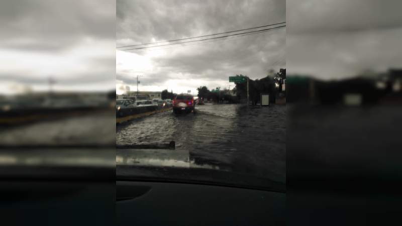 Torrenciales lluvias inundan calles y avenidas al sur de Morelia, Michoacán