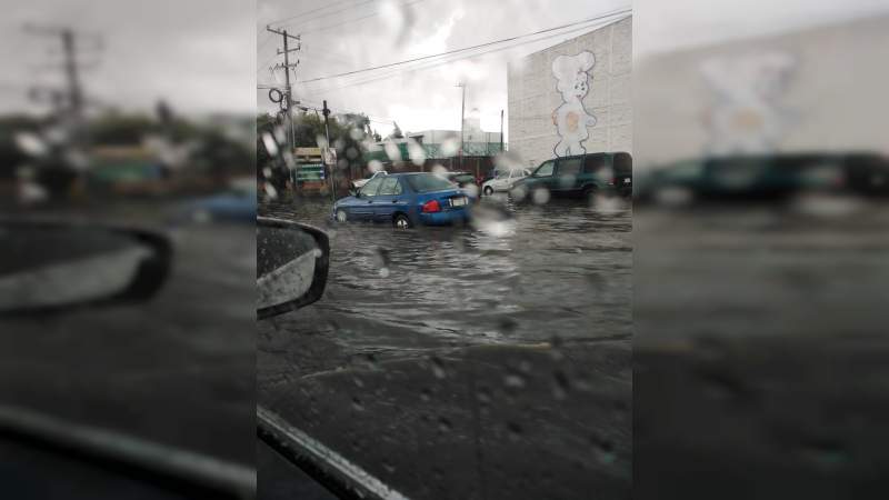 Torrenciales lluvias inundan calles y avenidas al sur de Morelia, Michoacán