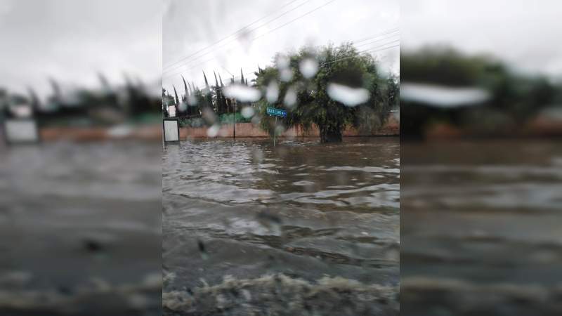 Torrenciales lluvias inundan calles y avenidas al sur de Morelia, Michoacán