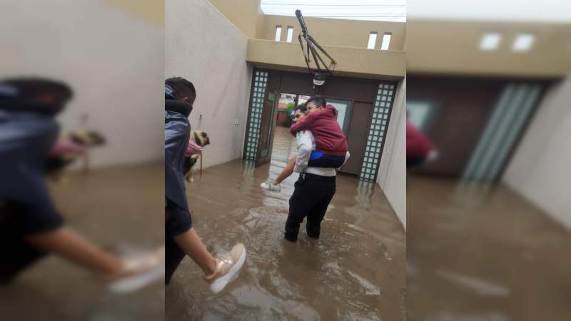 Desborde de dren ocasiona afectaciones en viviendas en Morelia, Michoacán 