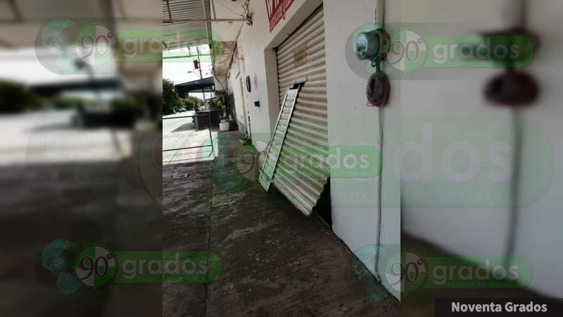 Estrellan camionetas contra cortinas metálicas de negocios: La nueva forma de robo en La Ruana, Buenavista