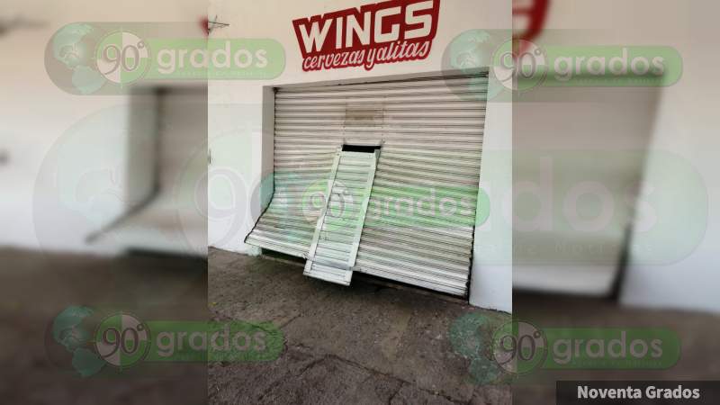 Estrellan camionetas contra cortinas metálicas de negocios: La nueva forma de robo en La Ruana, Buenavista