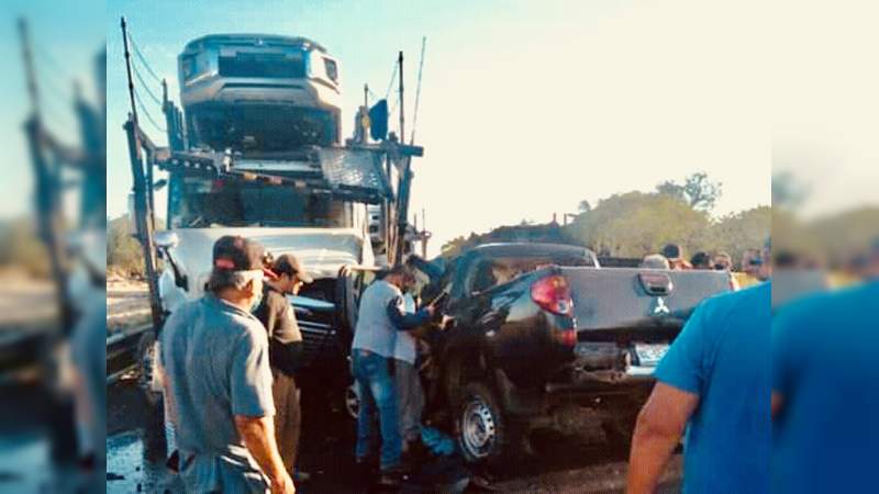 Mueren dos policías de Ario y uno estatal, al chocar contra tráiler en la Autopista Siglo XXI 