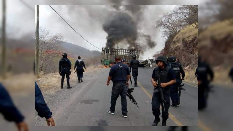 Aguililla amanece con bloqueos carreteros por guerra del CJNG y Carteles Unidos en El Aguaje 