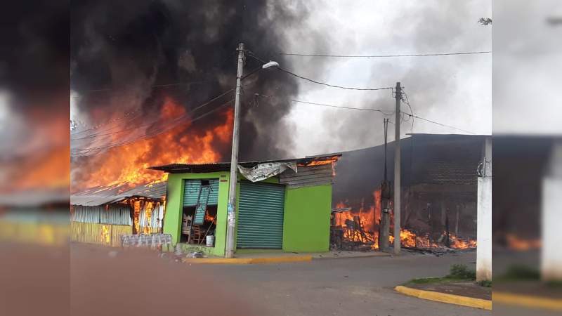 Se incendian dos comercios y una casa en la colonia Valle Dorado en Uruapan, Michoacán 
