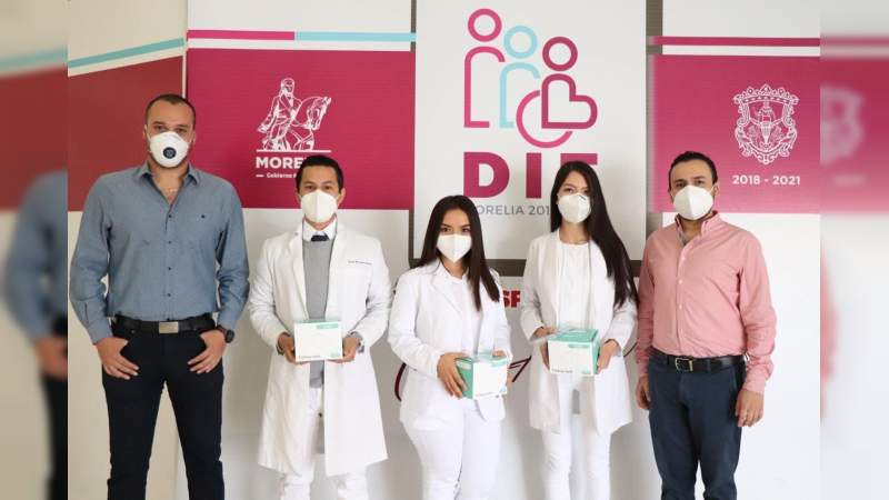 Entrega DIF Morelia equipo de protección a alumnos internos de medicina